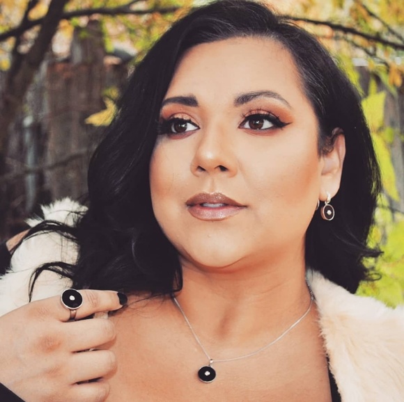 Meet your Posher, Jenny - Picture 4 of 4